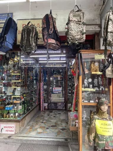 Mağaza girişinde asılı sırt çantaları