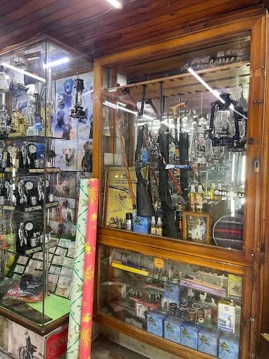 Erdem Ticaret mağazasında ahşap vitrinler ve ürünler